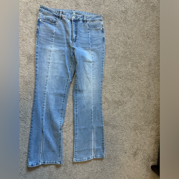 Bootcut jeans. - Picture 2 of 7
